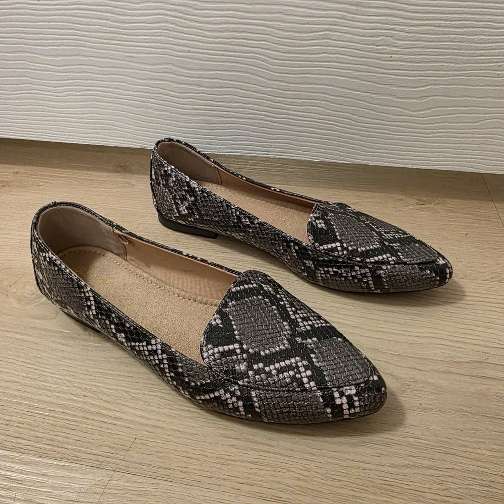 Old Navy Gray Black‎ White Snakeskin Faux Leather Pointy-Toe Preppy Loafers Sz 7